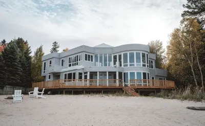 Stunning Lakefront Retreat with Private Beach, sleeps 12 people! Hotels in 