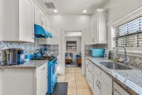 Downtown Blue Bungalow w/Fully Fenced Yard, AC, W/D, 3 Smart TVs, Den, Fast WiFi - 4 Sao