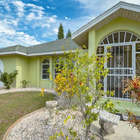 LUXURY WATERFRONT! WARM PRIVATE POOL! MIN TO BEACHES! WIFI! GRILL! BABY SUPPLIES