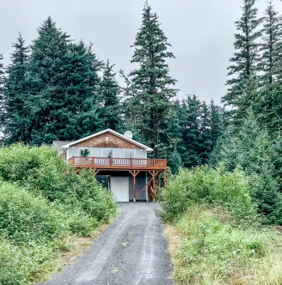 Cozy up in this private bungalow in the trees close to trailheads & shopping - 3-Star