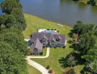 Luxury Lakeside Escape with Private Pool, Kayaks and Billiards – Masters Retreat - 4 stjerner