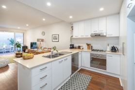 CBD• King Suite •Garage• BBQ •Pets•Walk Everywhere
