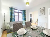 4BR 3BA Wigan Home | Long Stays Welcome - ที่มีที่จอดรถ