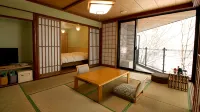 Urabandai Goshikinuma Tennen Onsen Tokiwasure - parking