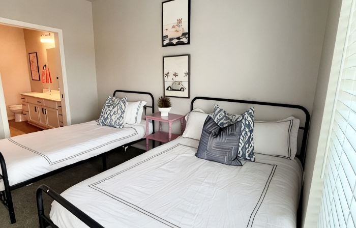 Good Vibes 2-Bedroom Apartment in Waukee - Central Location & Modern Comforts