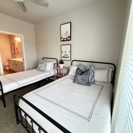 Good Vibes 2-Bedroom Apartment in Waukee - Central Location & Modern Comforts Отели в г. Уоки