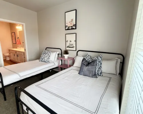 Good Vibes 2-Bedroom Apartment in Waukee - Central Location & Modern Comforts Hotels in Waukee