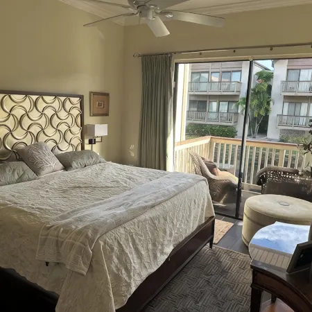 Luxury condo steps away from Siesta Key public beach