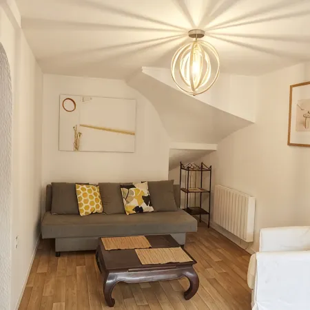 Quiet, spacious house just outside Paris. Metro 7