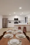 Haven Guesthouse in Milwaukie - 2 Bedroom & 2 Bathroom with Fenced Backyard - Homestays