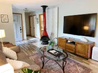 Upscale City Cottage Getaway - 부티크