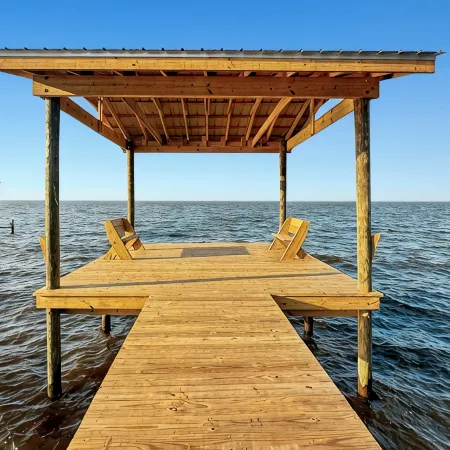 Baywatch Paradice Paradice  8 m to Beach, Private Pier, Sleeps 8 Fenced Dog Area
