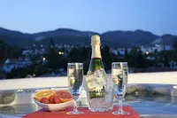 Penthouse w/ Private Hot Tub – Large Terrace – Walk to Beach - Homestays