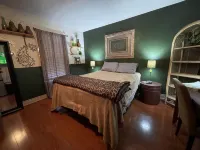 The Phatt daddy (house near Texas tech Stadium) - Bungalows