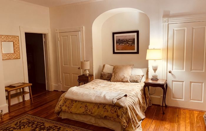 Scarborough Fair walk to downtown two story apt