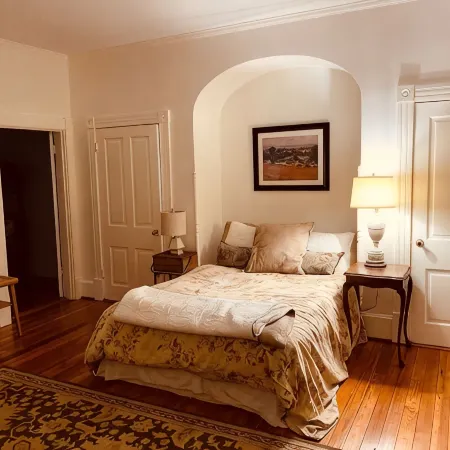 Scarborough Fair walk to downtown two story apt