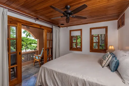 NEW-LISTING-Beautiful Villa Steps From The Beach. - Villa