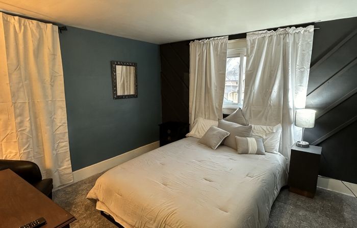 Fireside Retreat, Place To Stay in Warren Ohio, Sleeps 8