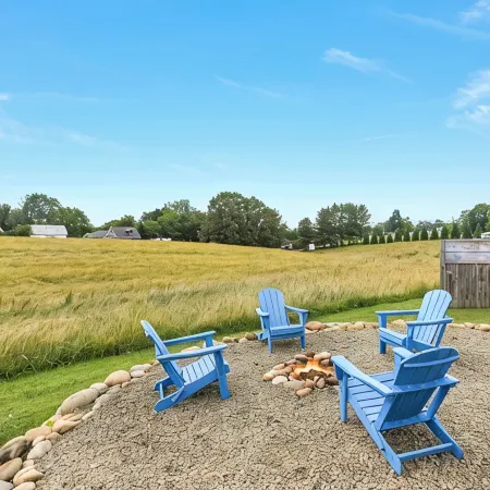 Peaceful Farmhouse Retreat: Hot Tub & Country Side Views. Pets Welcome! Near Avl