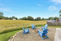 Peaceful Farmhouse Retreat: Hot Tub & Country Side Views. Pets Welcome! Near Avl - Wifi