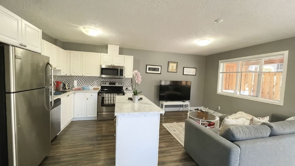 Entire Guest Suite in Thetis Height