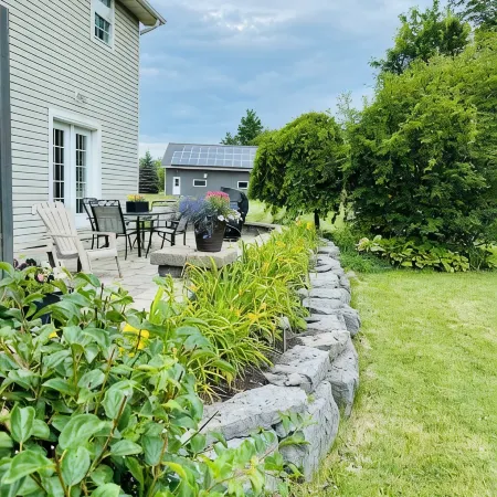 5 minutes to Picton downtown w/ beach pass! PEC apartment with backyard space