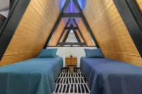 Ledcabin, See the Stars, w/Private Sauna, Hot Tub, on Creekfront