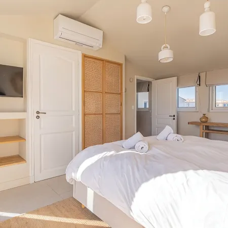 Villa Rénovée Avec Piscine et Amarrage, Dans Domaine Sécurité, Avec Plage à 5 mn