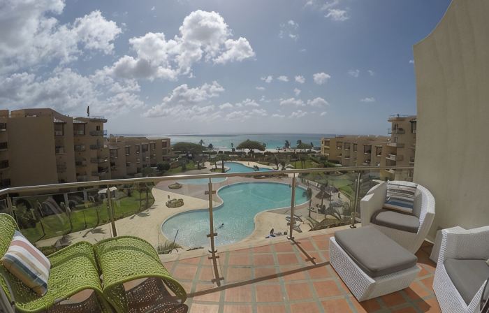 Spacious Penthouse in Paradise, Huge Villa ~ Eagle Beach, rooftop hot tub!