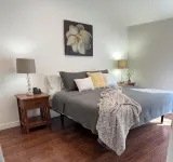 Modern Self check-inLarge Fenced Yard A/C Close to Everything Quiet Neighborhood