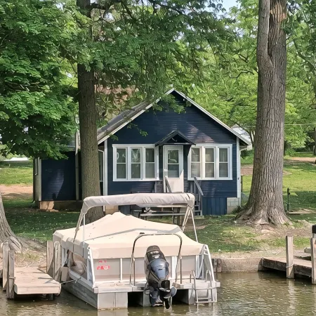 Newland's Resort: Cozy Channel Front Cottage #1 on Indian Lake with a Boat Dock