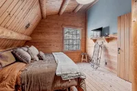 Private cabin on 3Acres with private hot tub! Lake access, Skiing, Snowmobiling! - Chalets