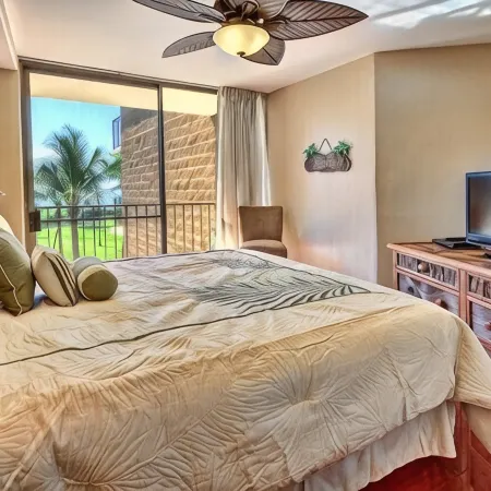 Premier Ocean View! King Luxury Bed, A/C, Clean, Cozy, Updated, Wifi, Beach Gear