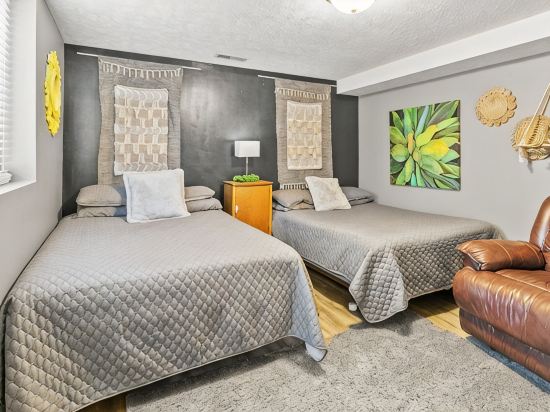 Large home centrally located; walk to Zoo, Sunken Gardens or Telegraph District.