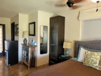 Cozy Guest Suite with Private Backyard - 4성급