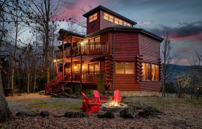 Smoky Cabin Private Indoor Hot Pool, Hot Tub, Theater, Rafting & Tubing 15 Min!!