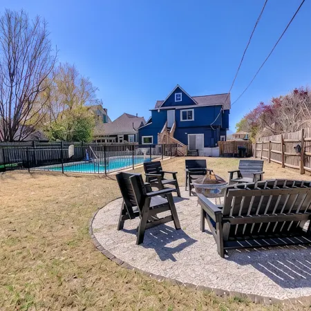 Private Apartment with pool, 5 min to downtown
