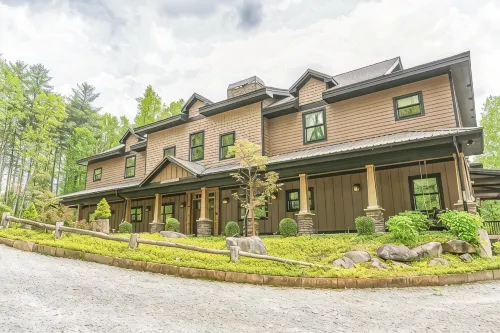 Luxury Lodge Sleeps 26 Comfortably at Sapphire Valley Resort - Wifi