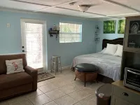 Beautiful Detached Remodeled Cottage Studio/ Downtown Palm Harbor.NON FLOOD Zone - Wifi
