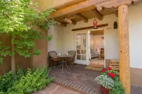 Authenitic Santa Fe Casita~Walk to Downtown, Kiva Fireplaces and Mountain Views - Mountain view