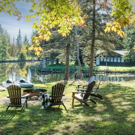 River Pines~Downtown Waterfront Wildlife Watching!Firepit,Snowmobile,2 King Bds