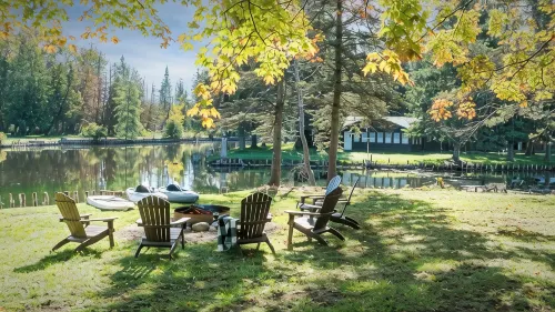River Pines~Downtown Waterfront Wildlife Watching!Firepit,Snowmobile,2 King Bds - Wi-Fi