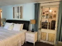 Historic Downtown Sanford Sunshine Cottage with Tree Top Suite! - 2 stjerner