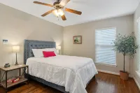 La Casa Roja - Pet-Friendly - 3Br Home - Walk to Castle & Downtown Waco - บังกะโล