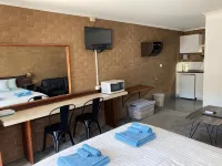 Camellia Motel - parking
