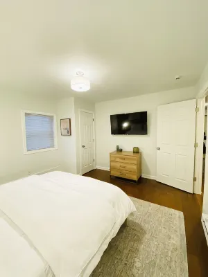 Stylish Loft with Parking Near NYC + Hospital - 4 ดาว