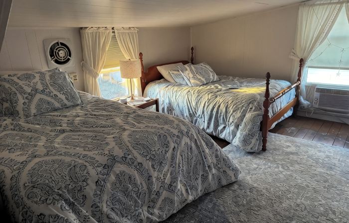 Cozy beach cottage, steps from Lewes Beach