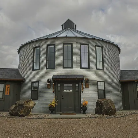 Family size, unique stay in a grain bin minutes from Lava, golfing and swimming