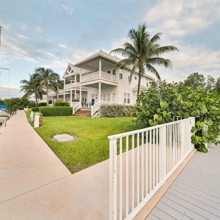 Professionally Decorated - Large Boat Slip - This Villa Is A Must Stay !!