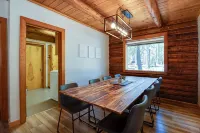 Black Butte Ranch Family Getaway, Short Walk to South Meadow Pool- Sleeps 12 - Alppimaja